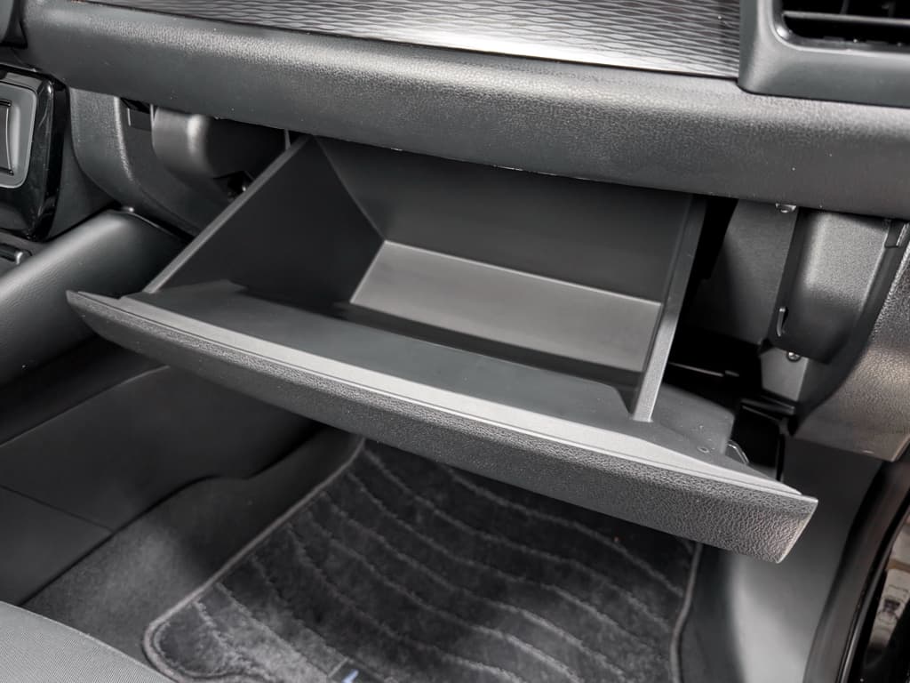2024 Nissan LEAF view 19