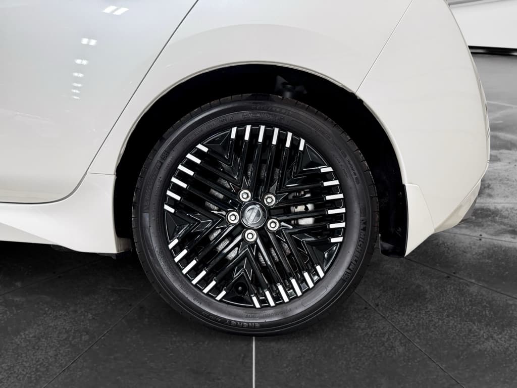 2024 Nissan LEAF view 31