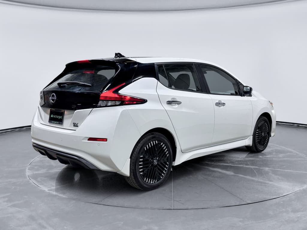 2024 Nissan LEAF view 3