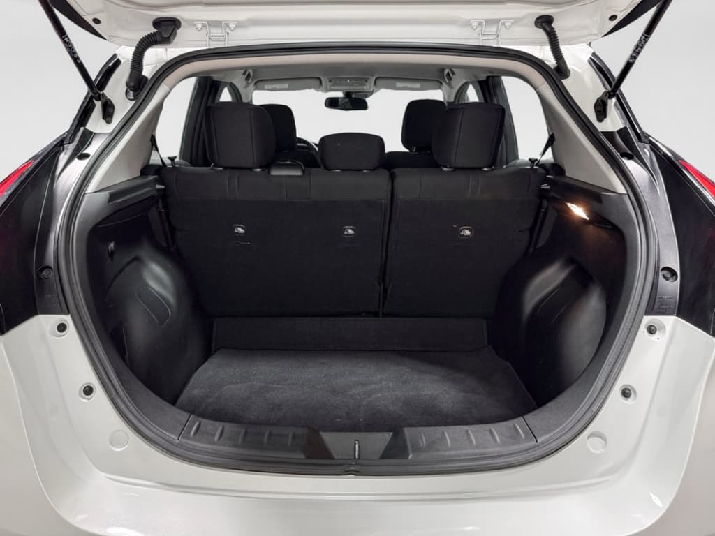 2024 Nissan LEAF view 25