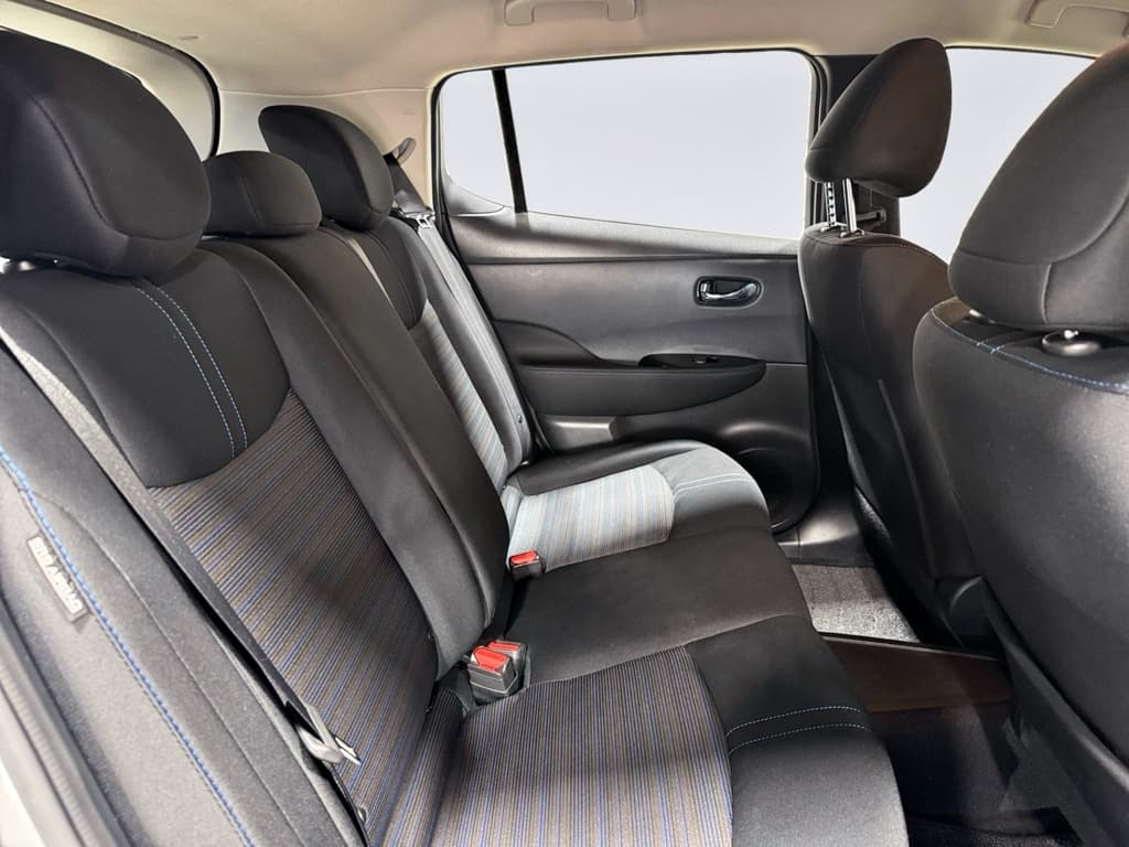 2021 Nissan LEAF view 22