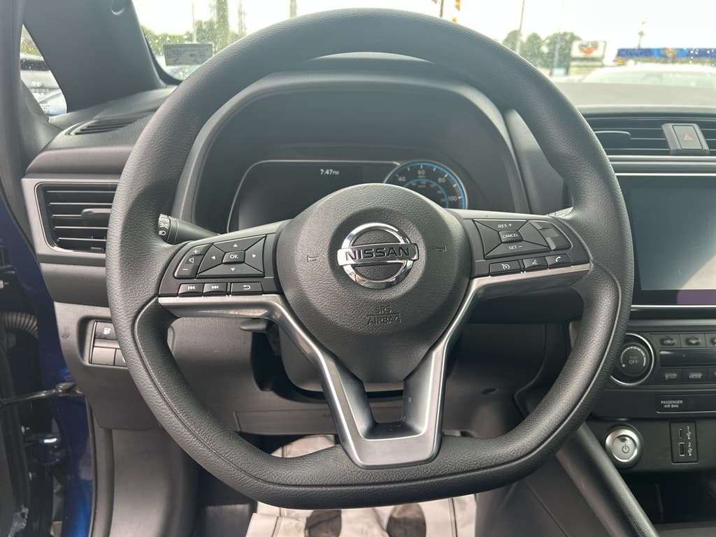 2022 Nissan LEAF view 8