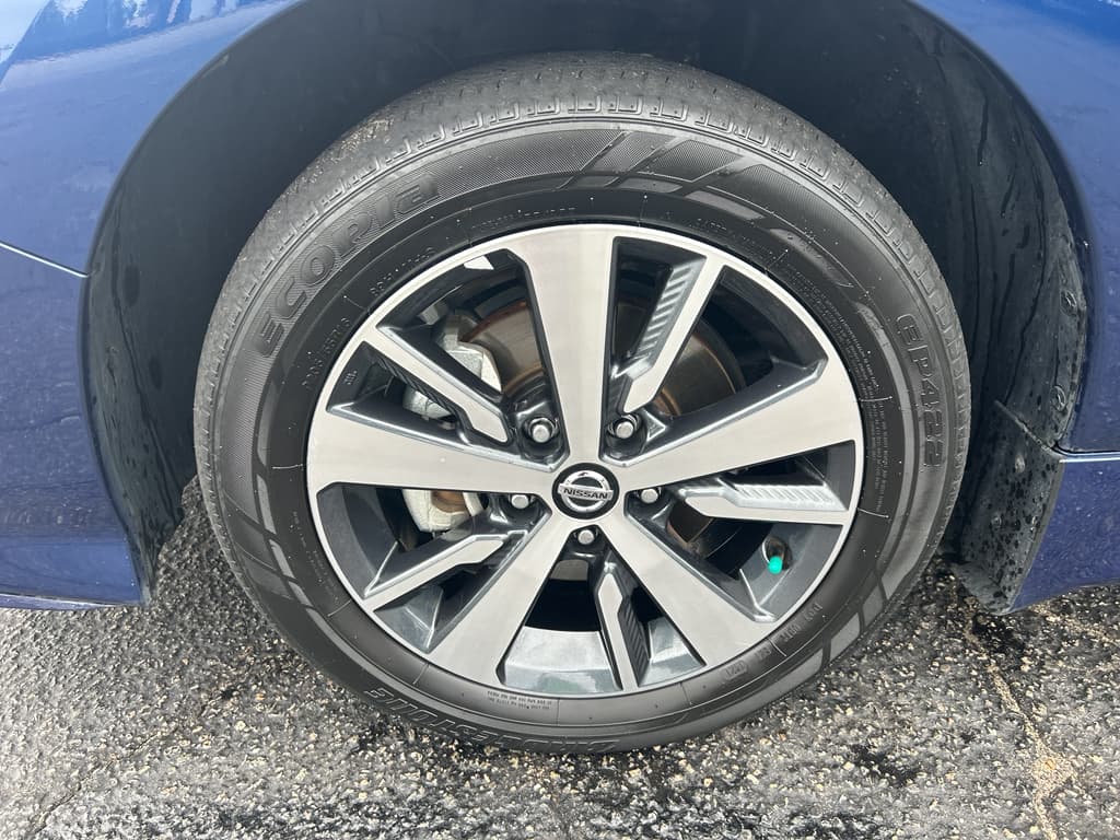 2022 Nissan LEAF view 25