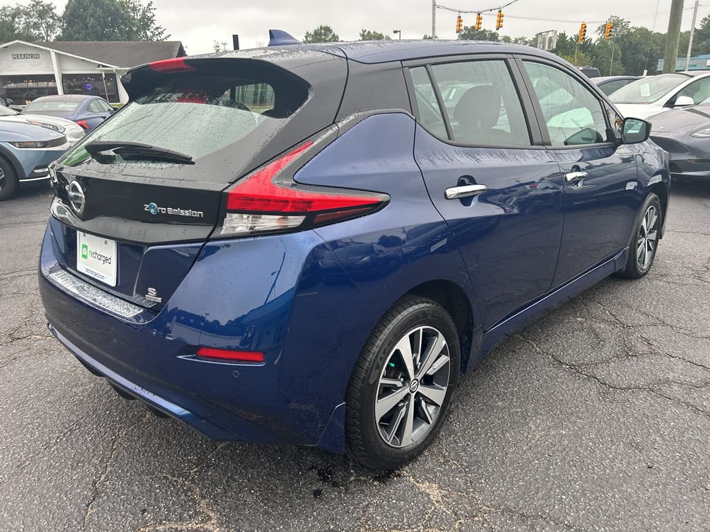 2022 Nissan LEAF view 3