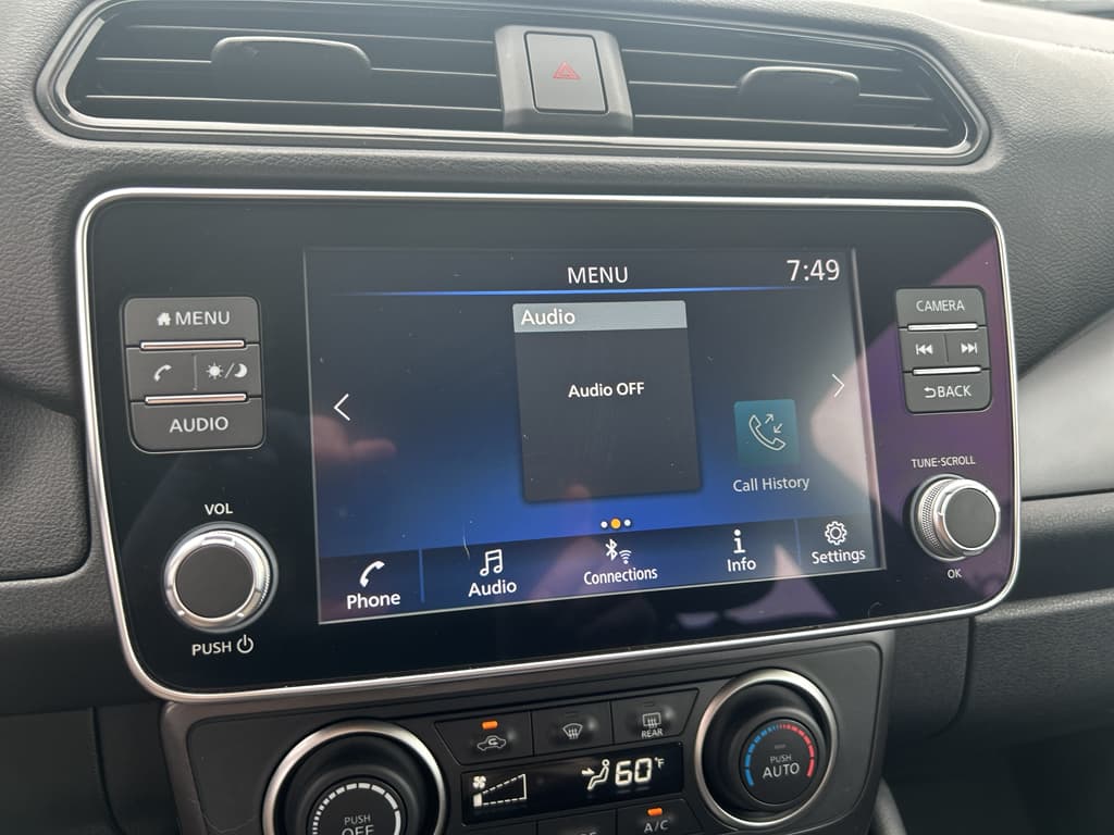 2022 Nissan LEAF view 10