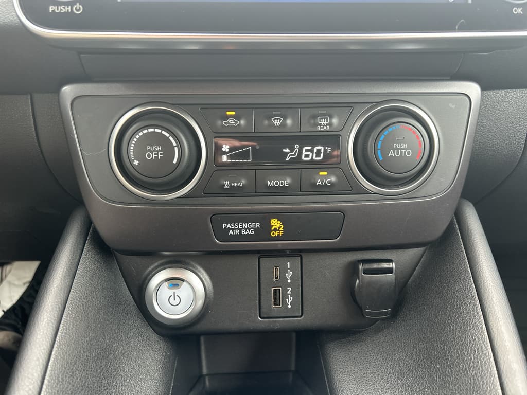 2022 Nissan LEAF view 12