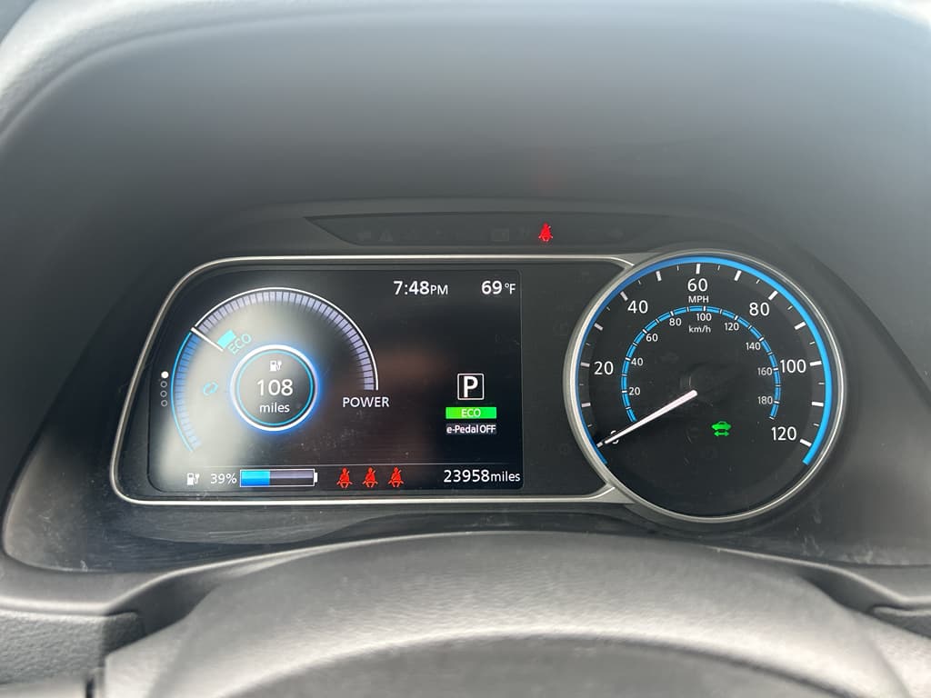 2022 Nissan LEAF view 9
