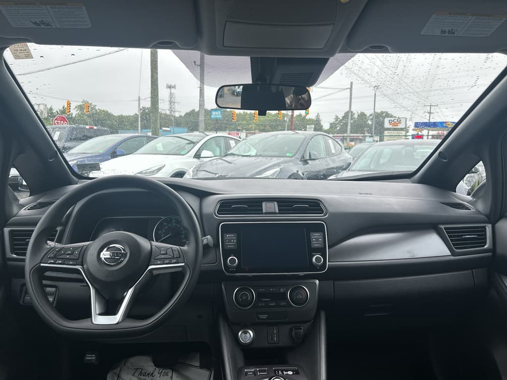 2022 Nissan LEAF view 13