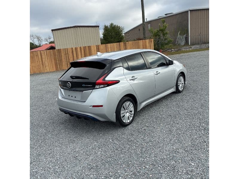 2021 Nissan LEAF view 3