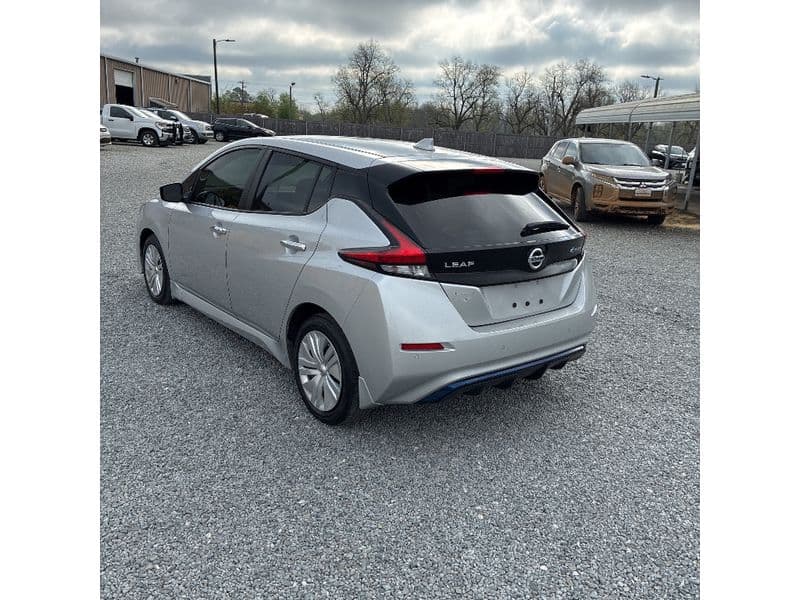 2021 Nissan LEAF view 4