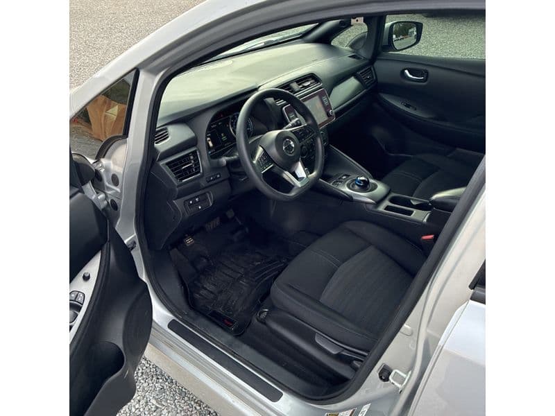 2021 Nissan LEAF view 5