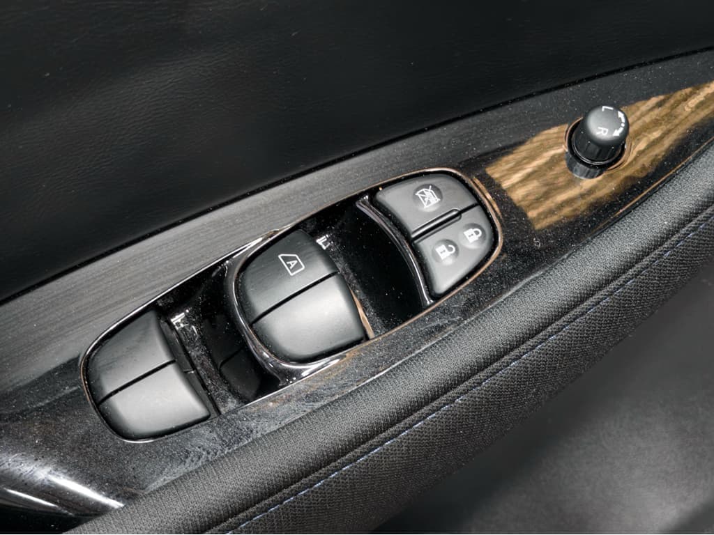 2024 Nissan LEAF view 7