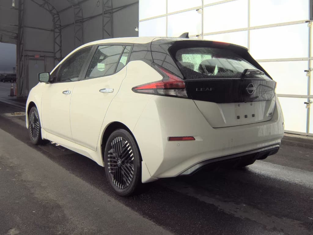 2023 Nissan LEAF view 4