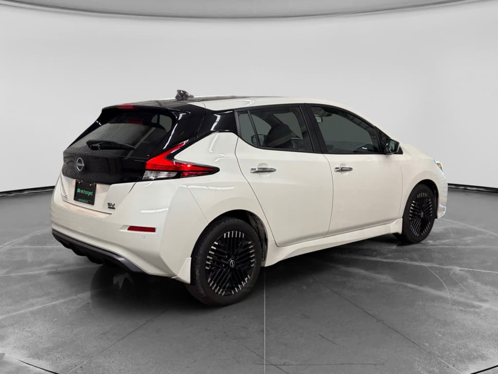 2023 Nissan LEAF view 3