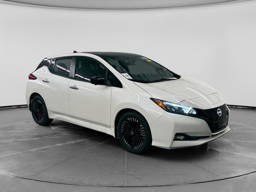 2023 Nissan LEAF view 4