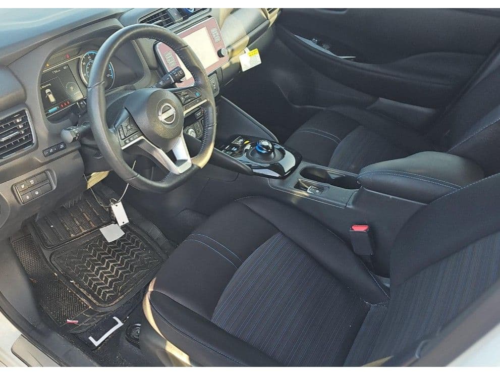 2023 Nissan LEAF view 5