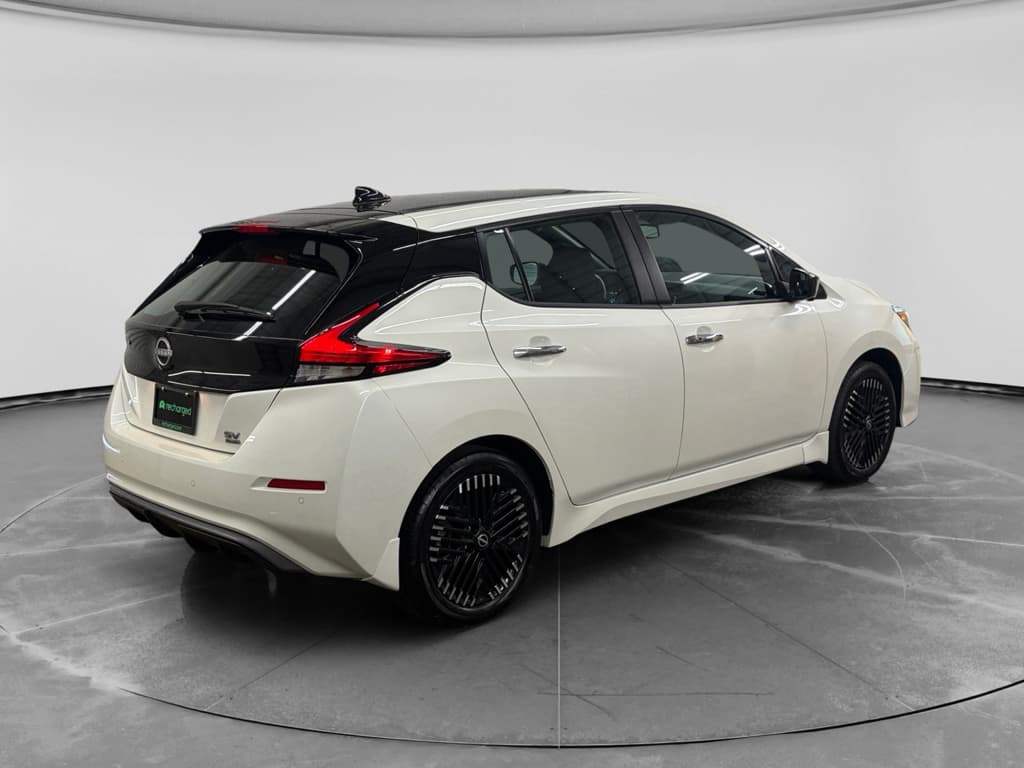2023 Nissan LEAF view 3