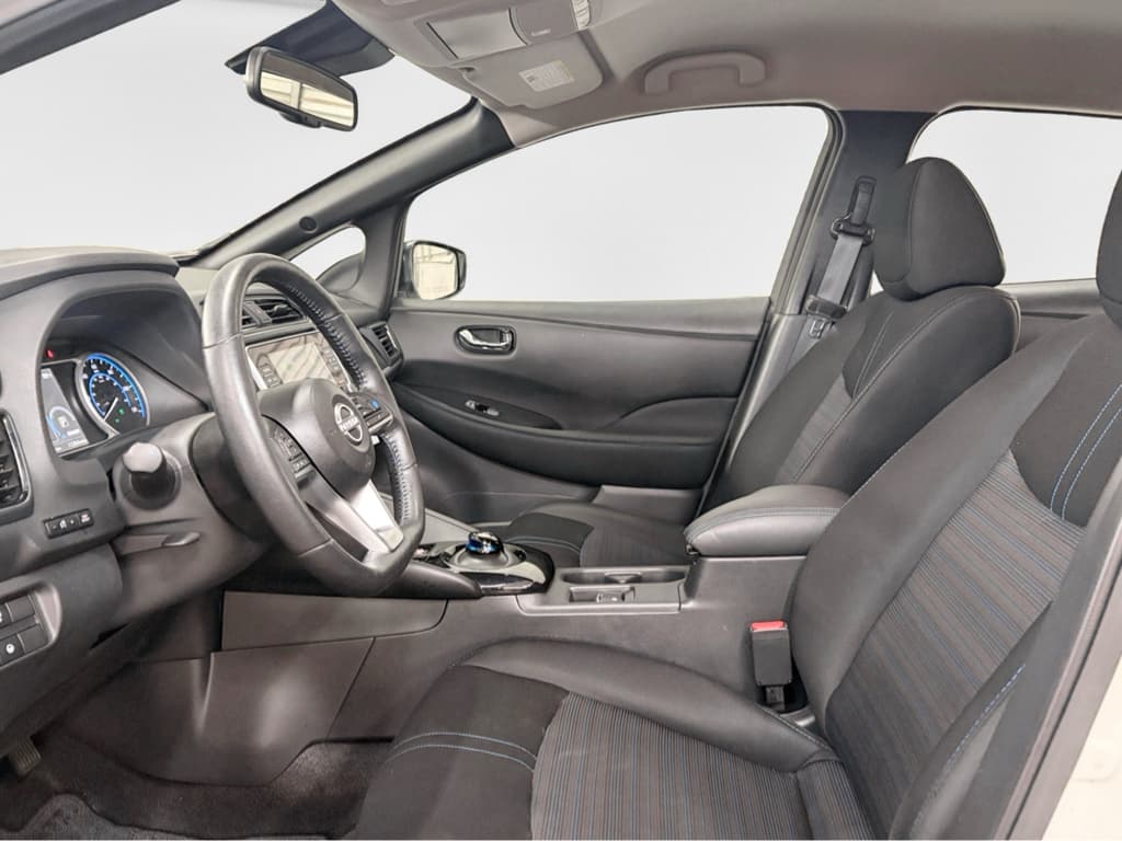 2023 Nissan LEAF view 17