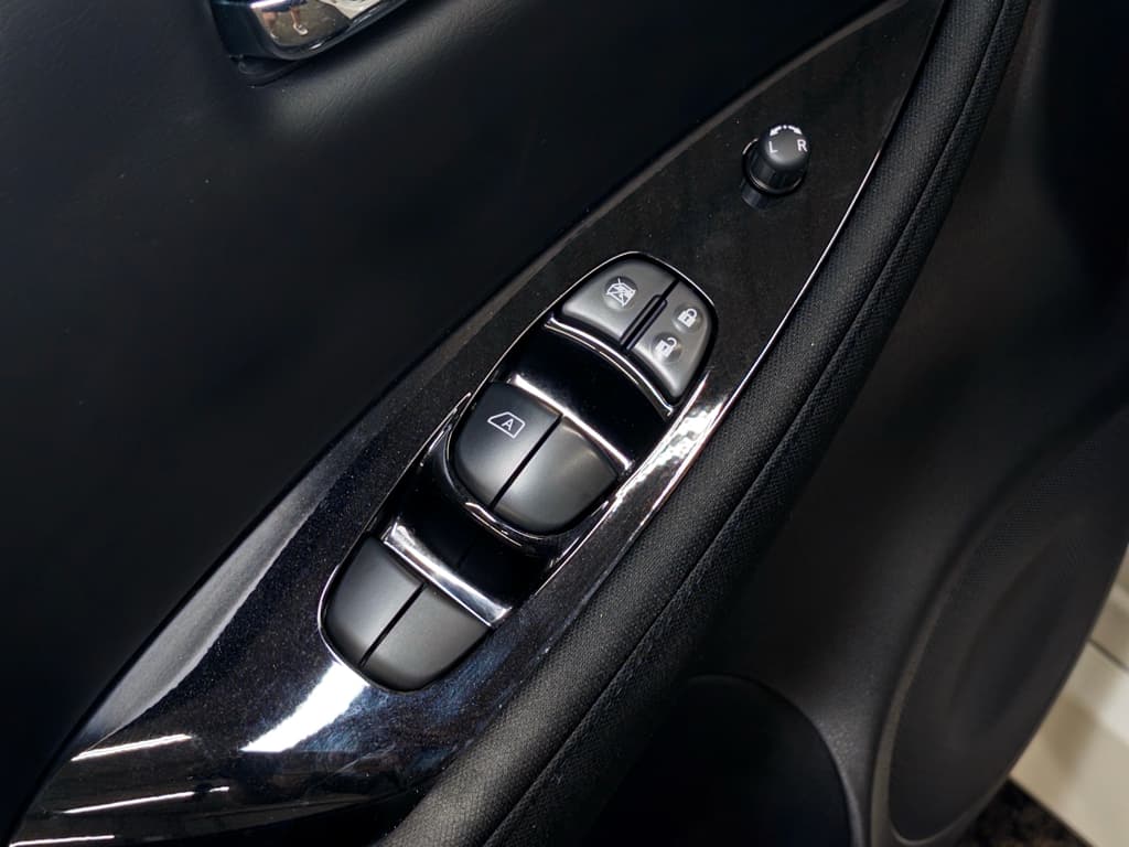 2023 Nissan LEAF view 8