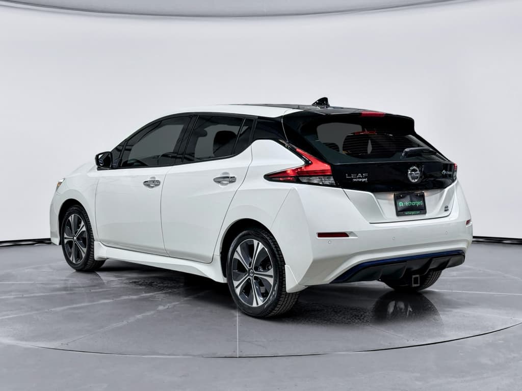 2022 Nissan LEAF view 2