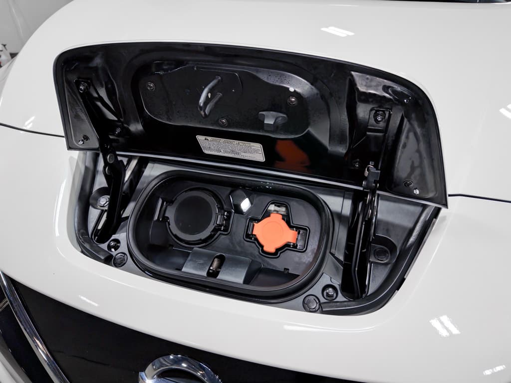 2022 Nissan LEAF view 5