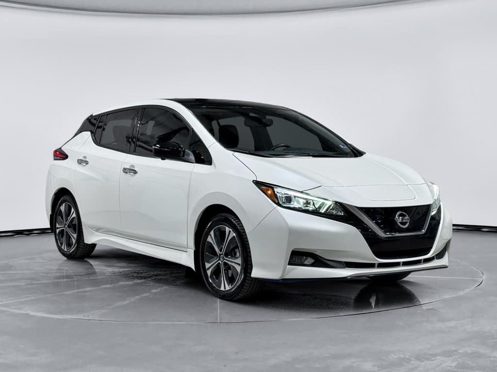 2022 Nissan LEAF view 4