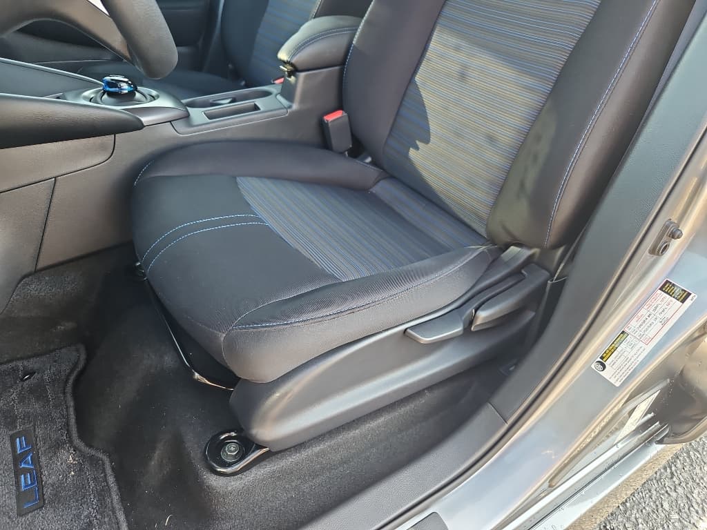 2023 Nissan LEAF view 7