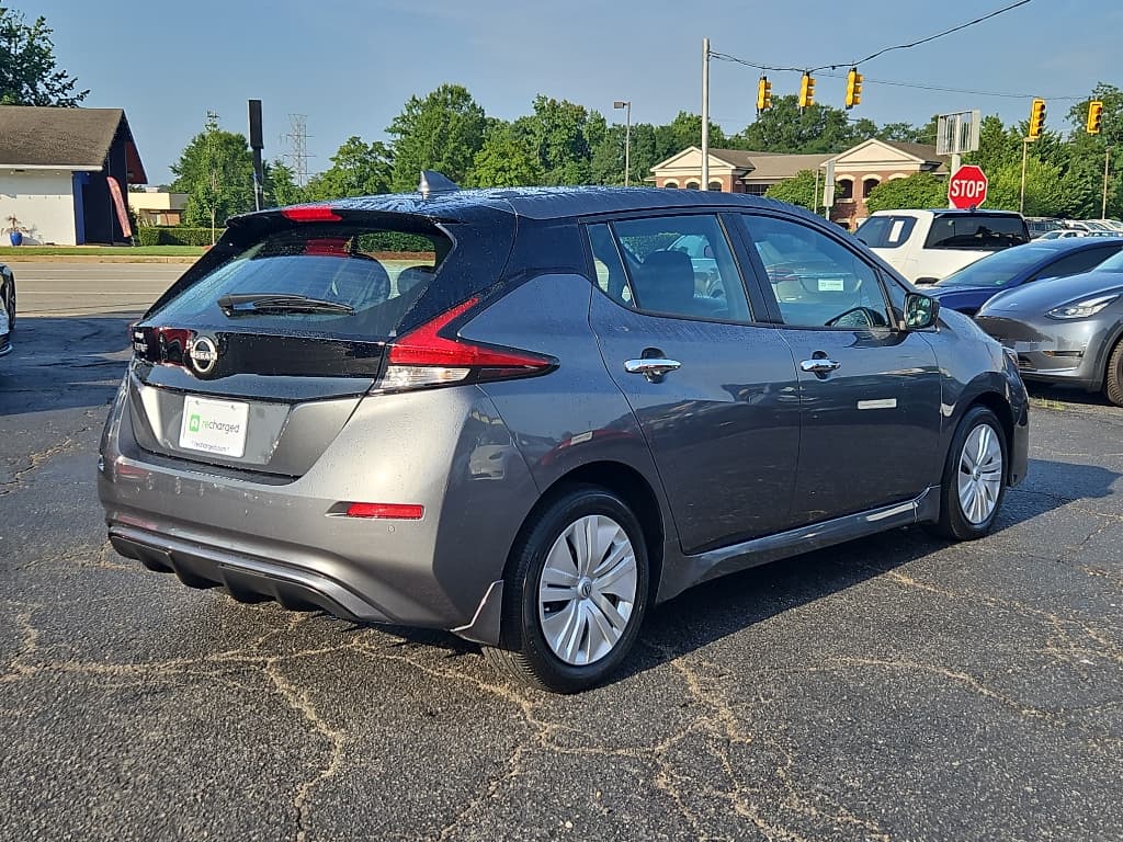 2023 Nissan LEAF view 3