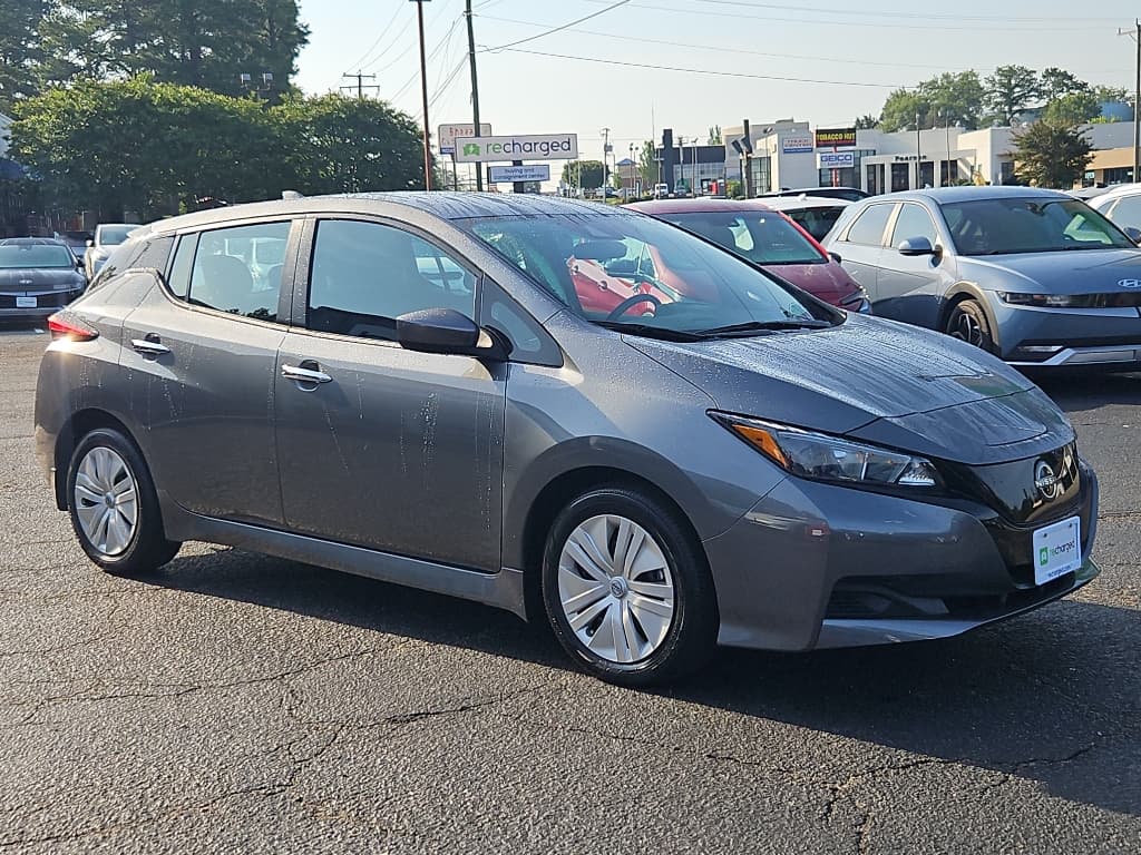 2023 Nissan LEAF view 4