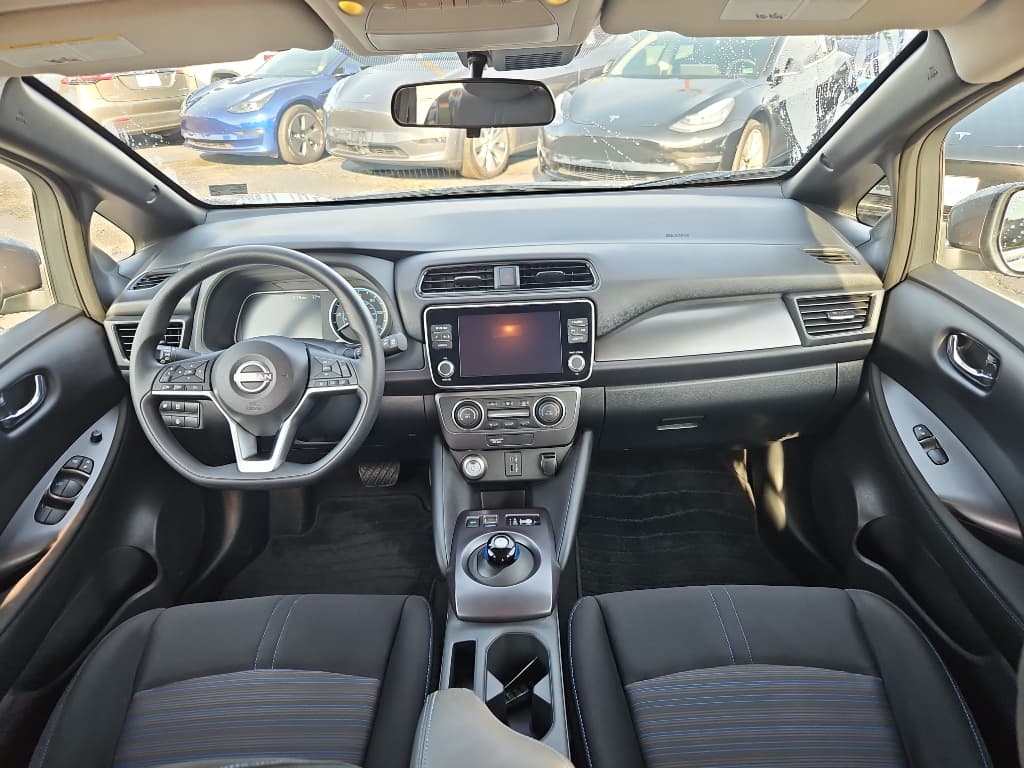 2023 Nissan LEAF view 13