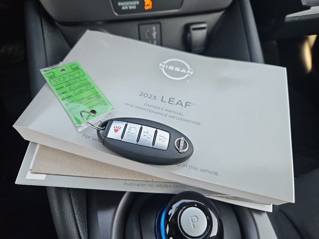 2023 Nissan LEAF view 17