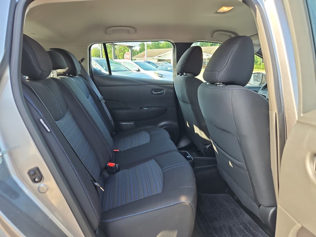 2023 Nissan LEAF view 18