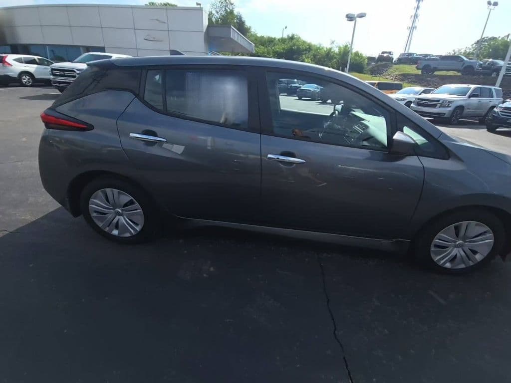 2023 Nissan LEAF view 4