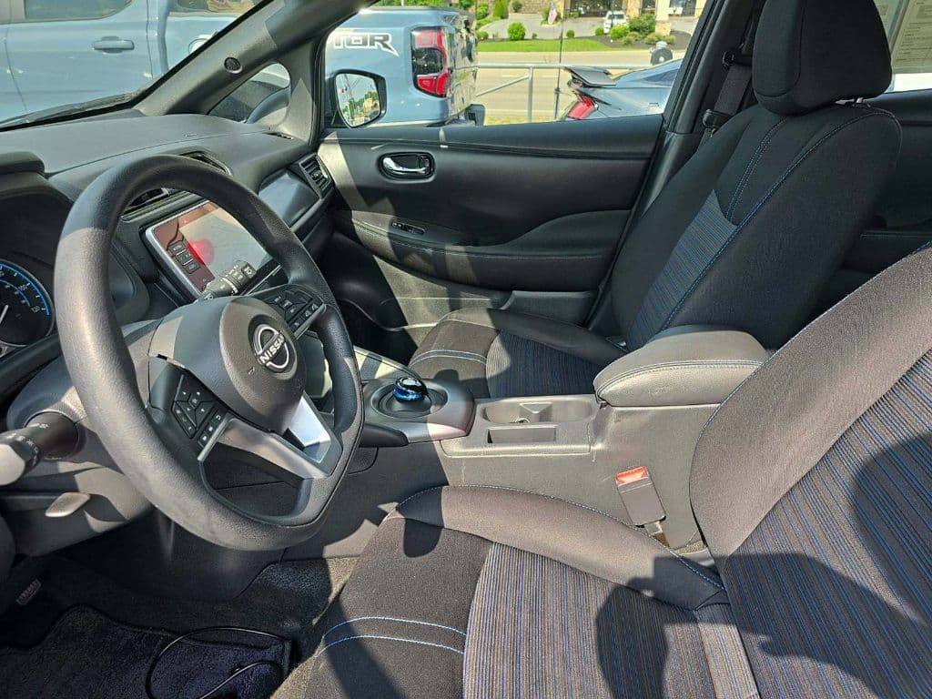 2023 Nissan LEAF view 5