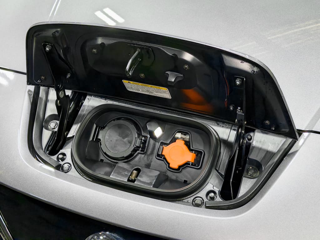 2022 Nissan LEAF view 5