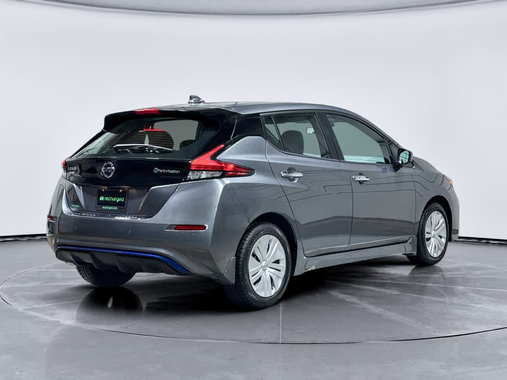 2022 Nissan LEAF view 3