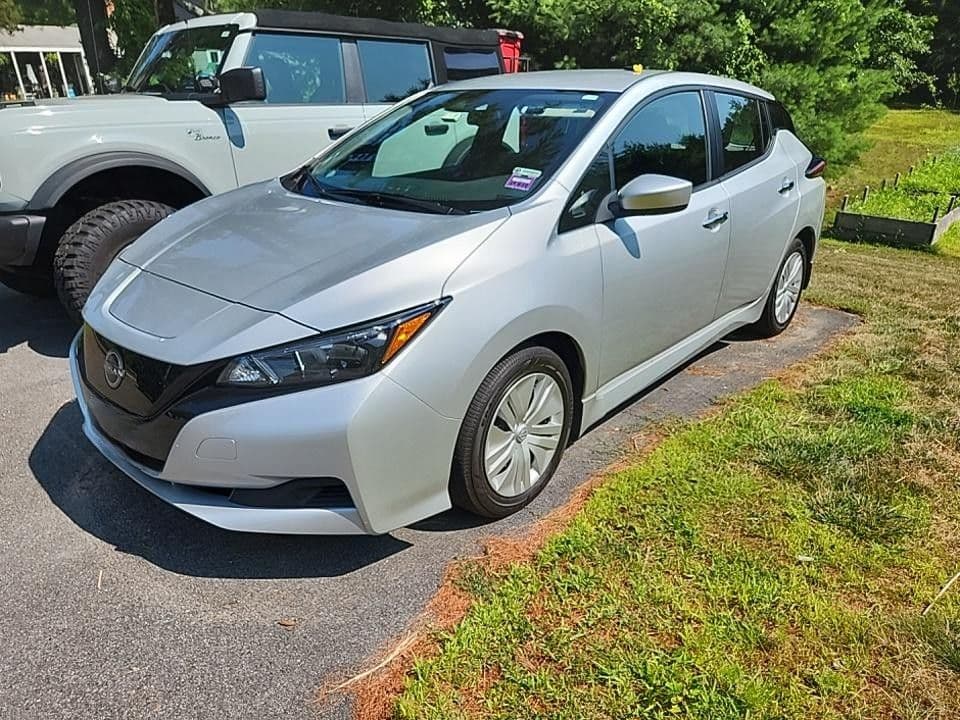2023 Nissan LEAF view 1