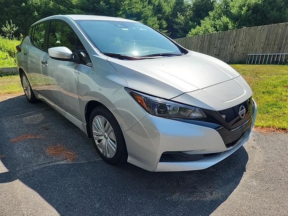 2023 Nissan LEAF view 3