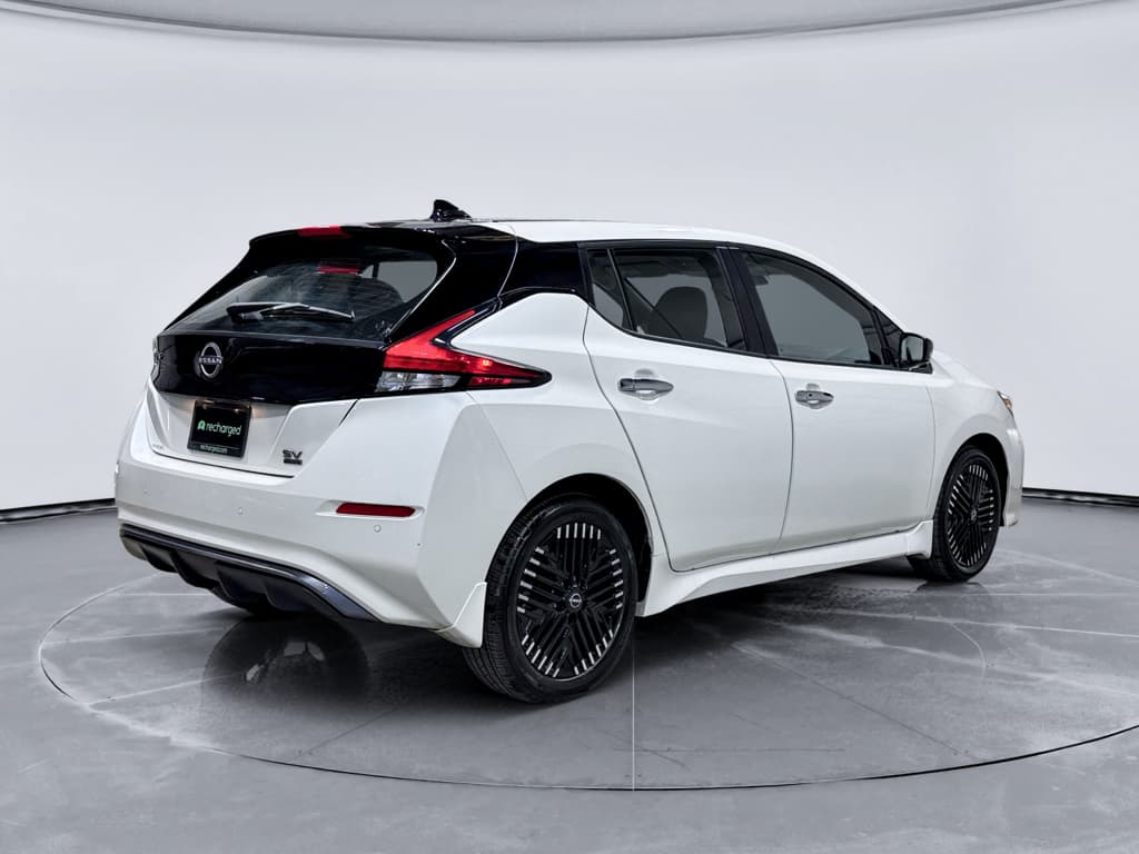 2023 Nissan LEAF view 3