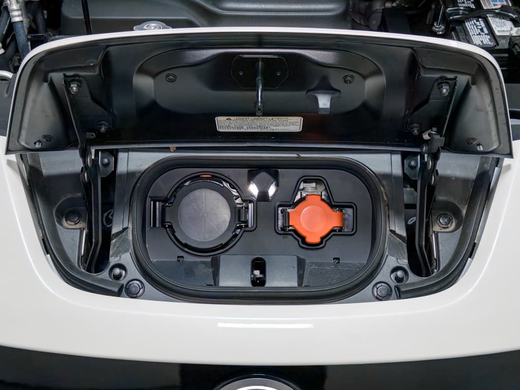 2023 Nissan LEAF view 5