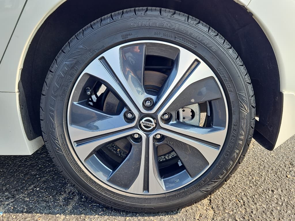 2022 Nissan LEAF view 27