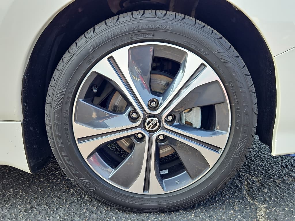 2022 Nissan LEAF view 29