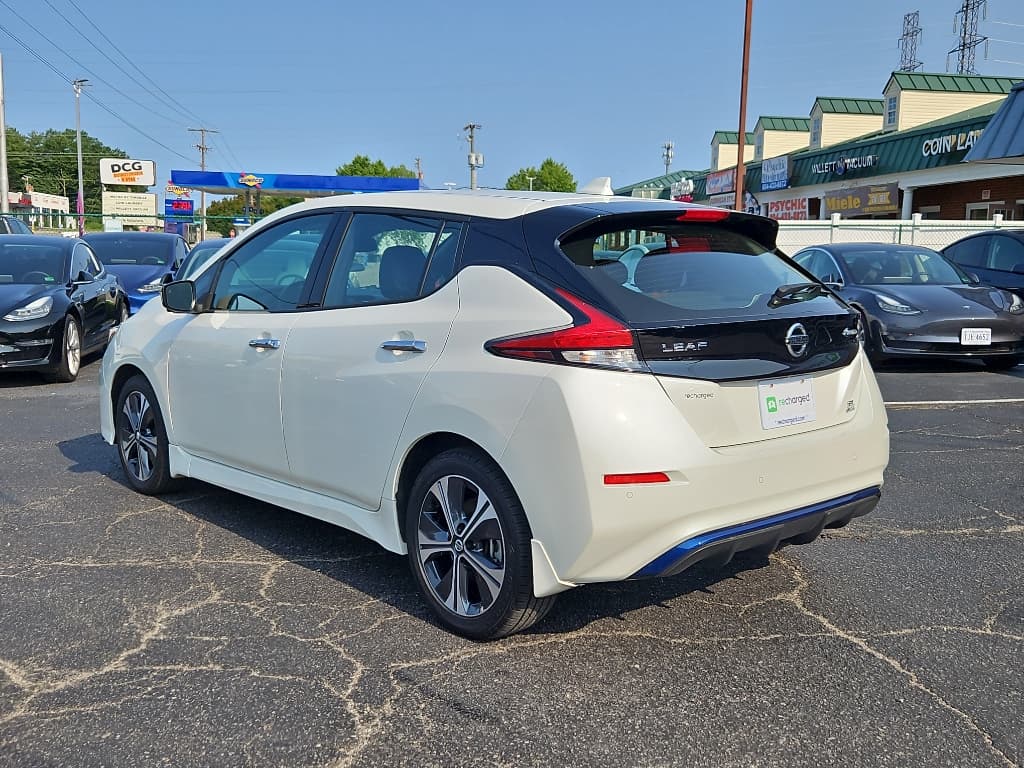 2022 Nissan LEAF view 2