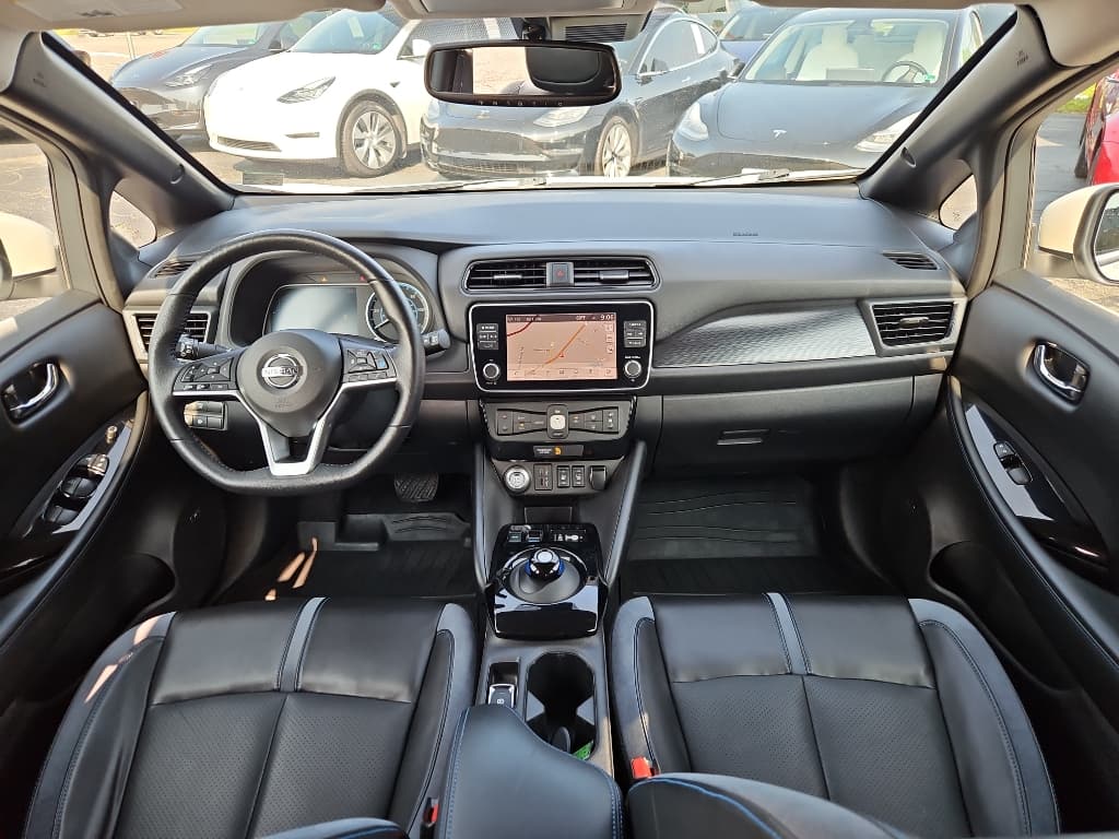 2022 Nissan LEAF view 17