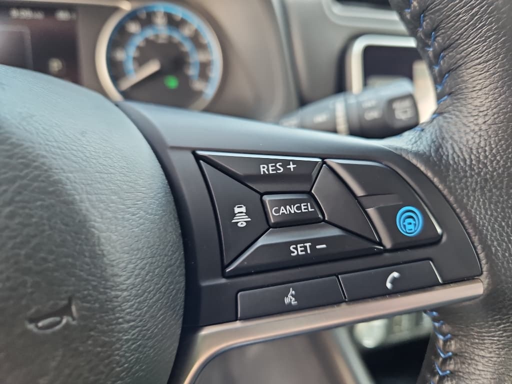 2022 Nissan LEAF view 10