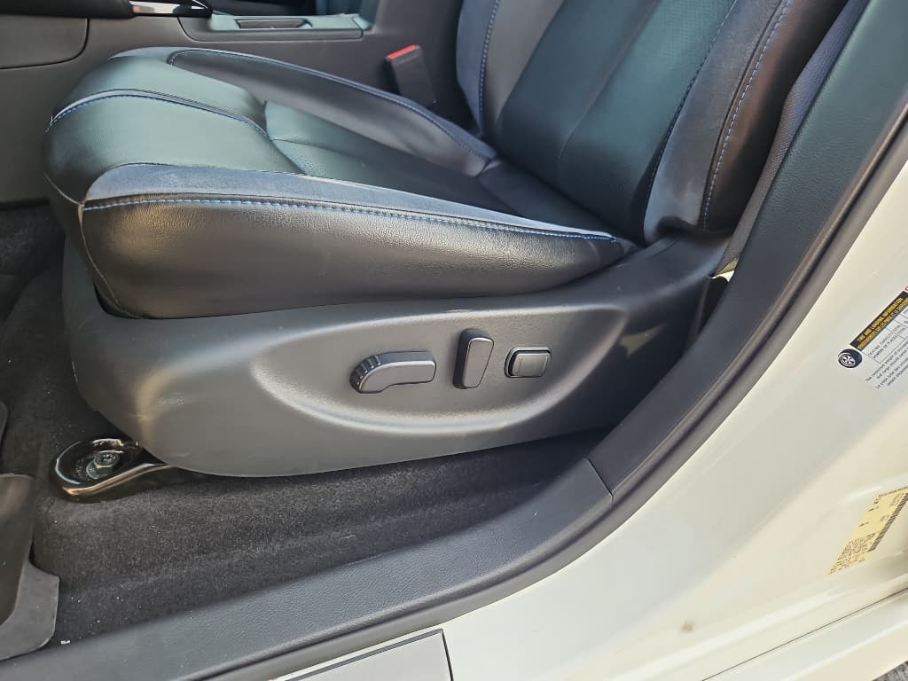 2022 Nissan LEAF view 7