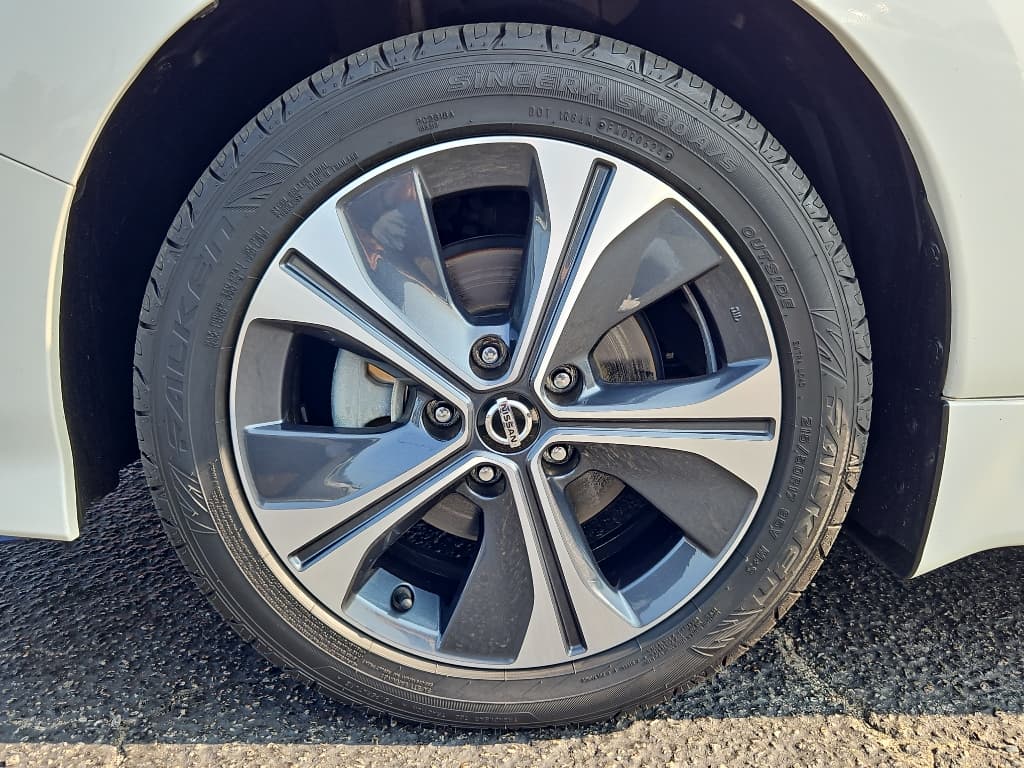 2022 Nissan LEAF view 25