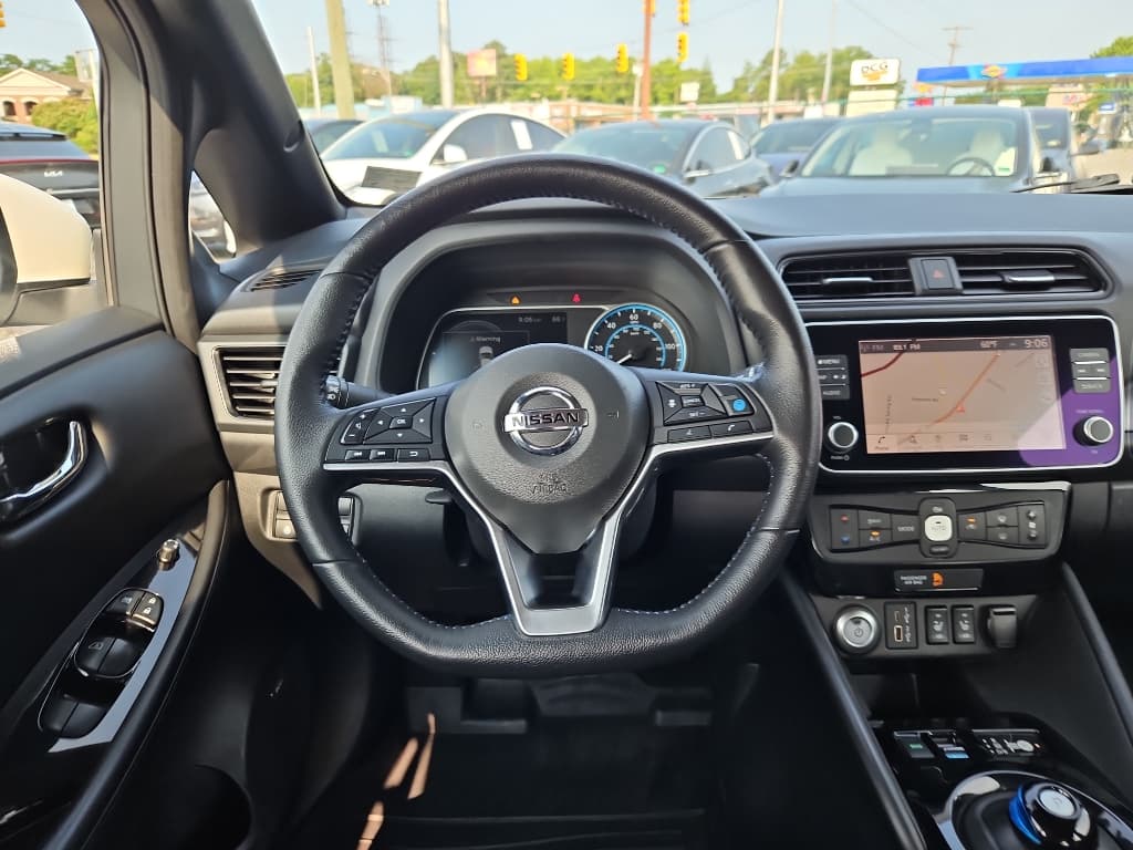 2022 Nissan LEAF view 8