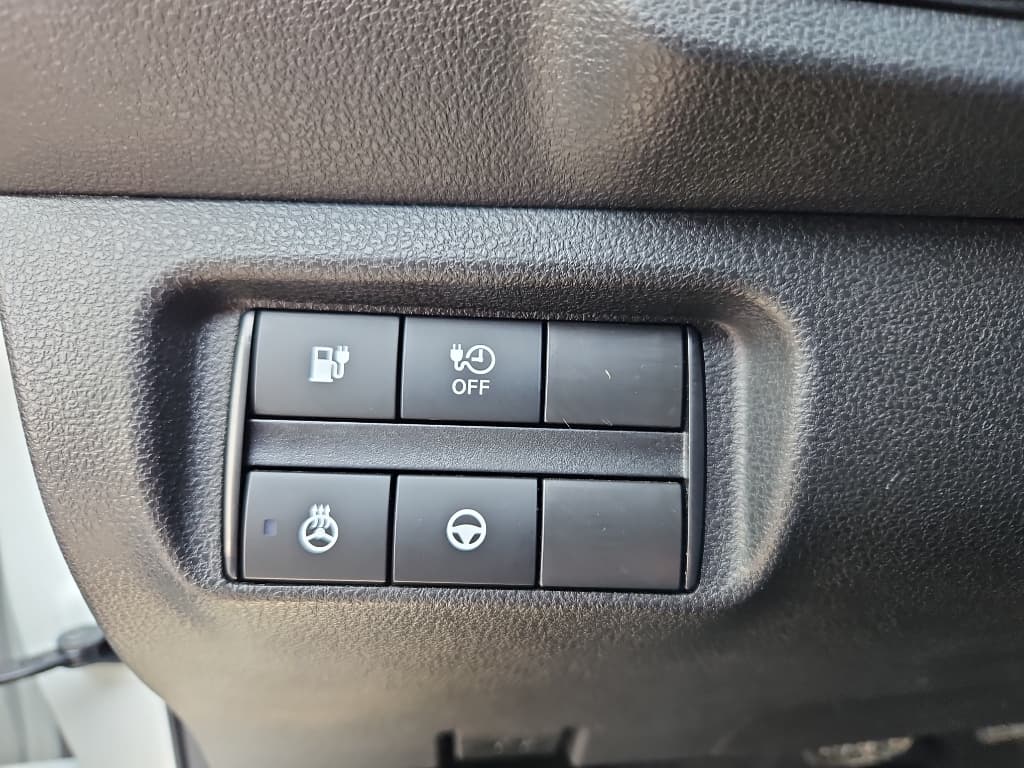 2022 Nissan LEAF view 16