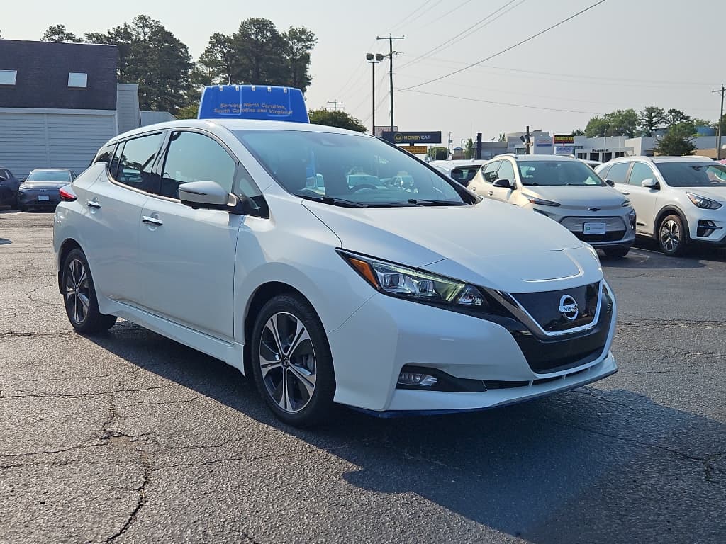 2022 Nissan LEAF view 4